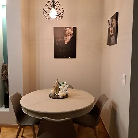 Gnaios Penthouse דירה *
